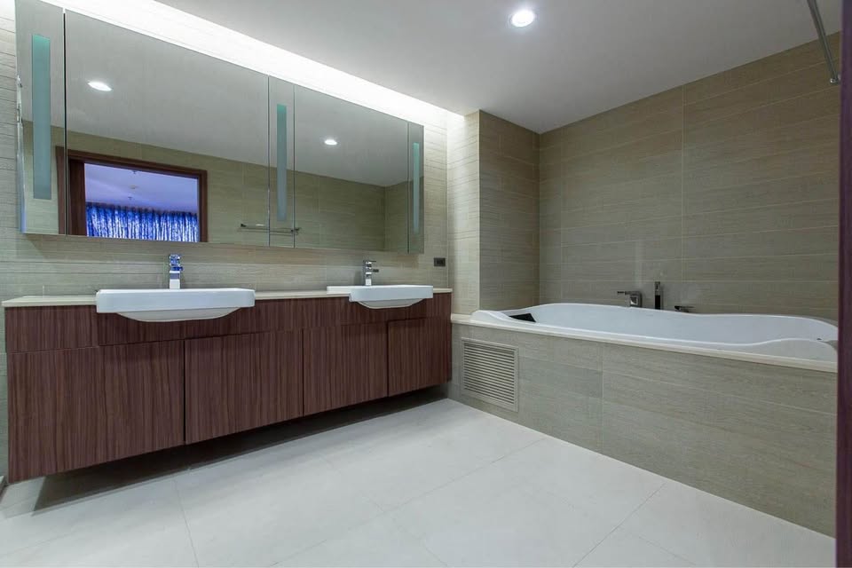 Very Large Four Bedroom Apartment For Rent