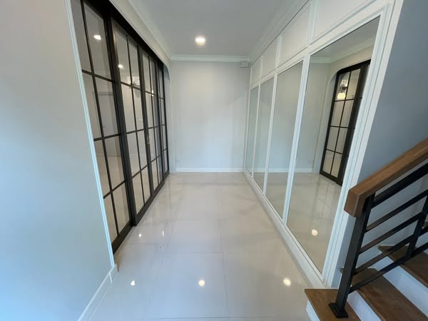 Detached House For Rent