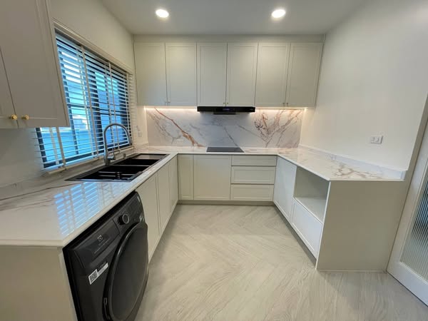Detached House For Rent