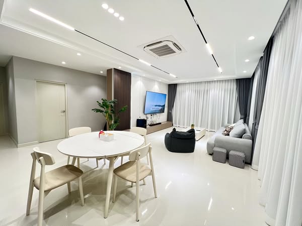 Detached House For Rent
