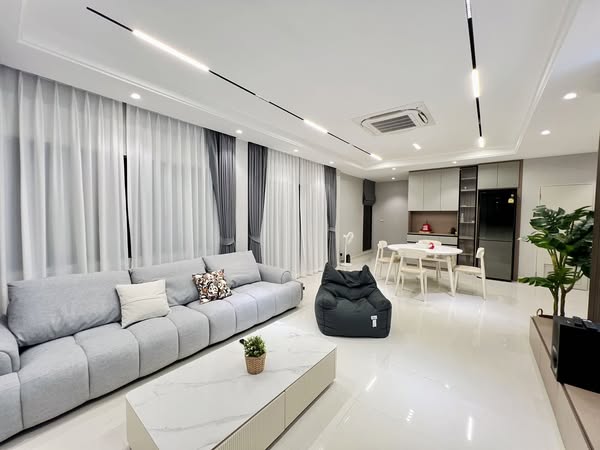 Detached House For Rent