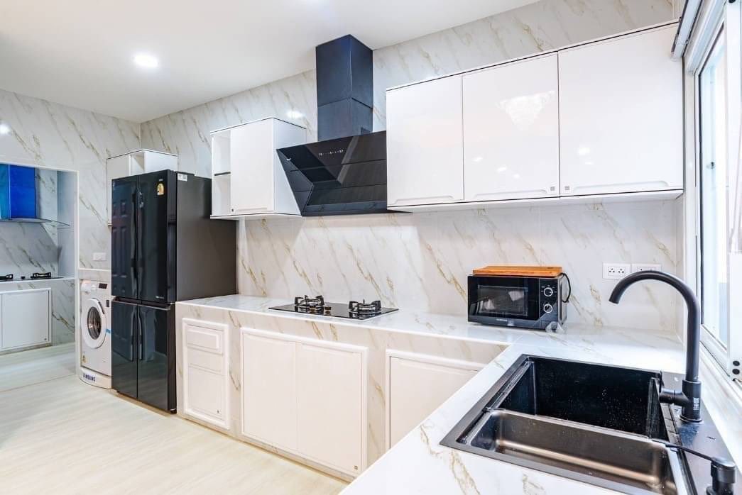 Detached House with Pool For Rent