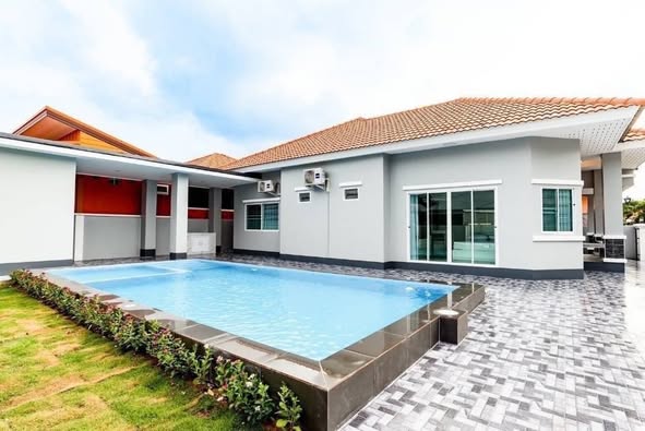 Detached House with Pool For Rent