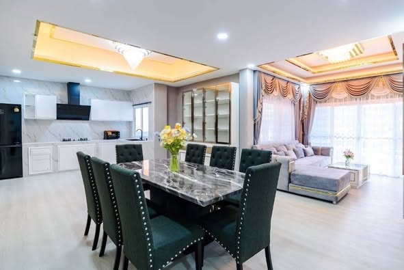 Detached House with Pool For Rent