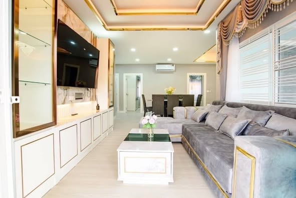 Detached House with Pool For Rent