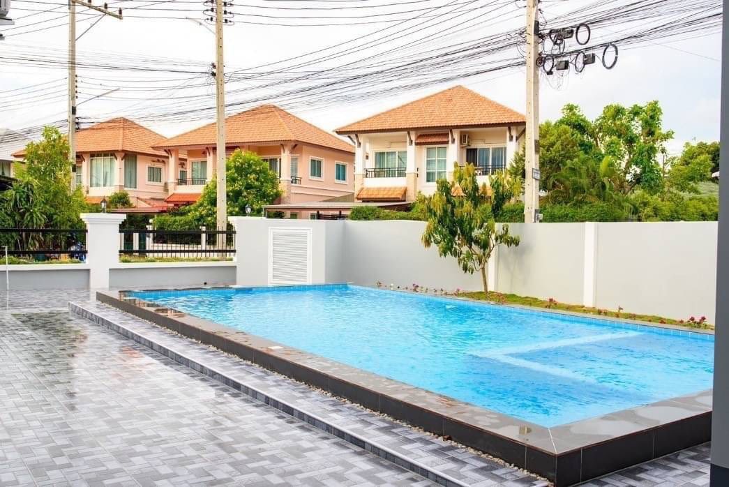 Detached House with Pool For Rent