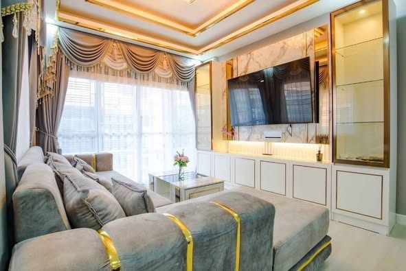 Detached House with Pool For Rent