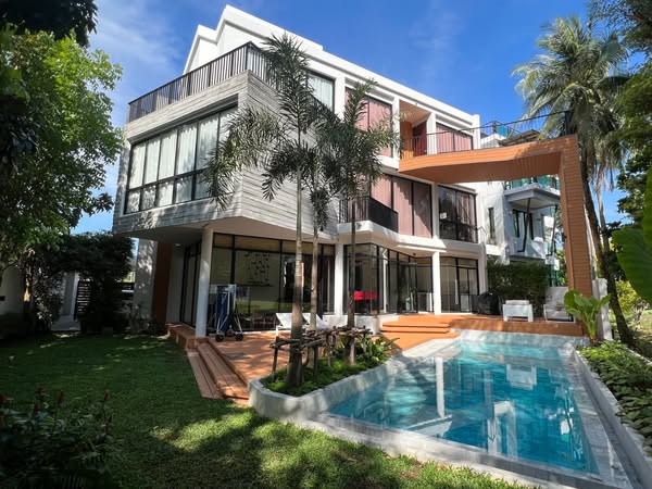 Beautiful House with Pool For Rent