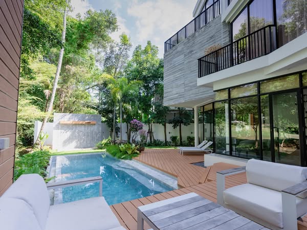Beautiful House with Pool For Rent