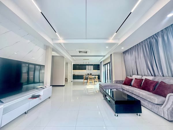 House with Pool For Rent