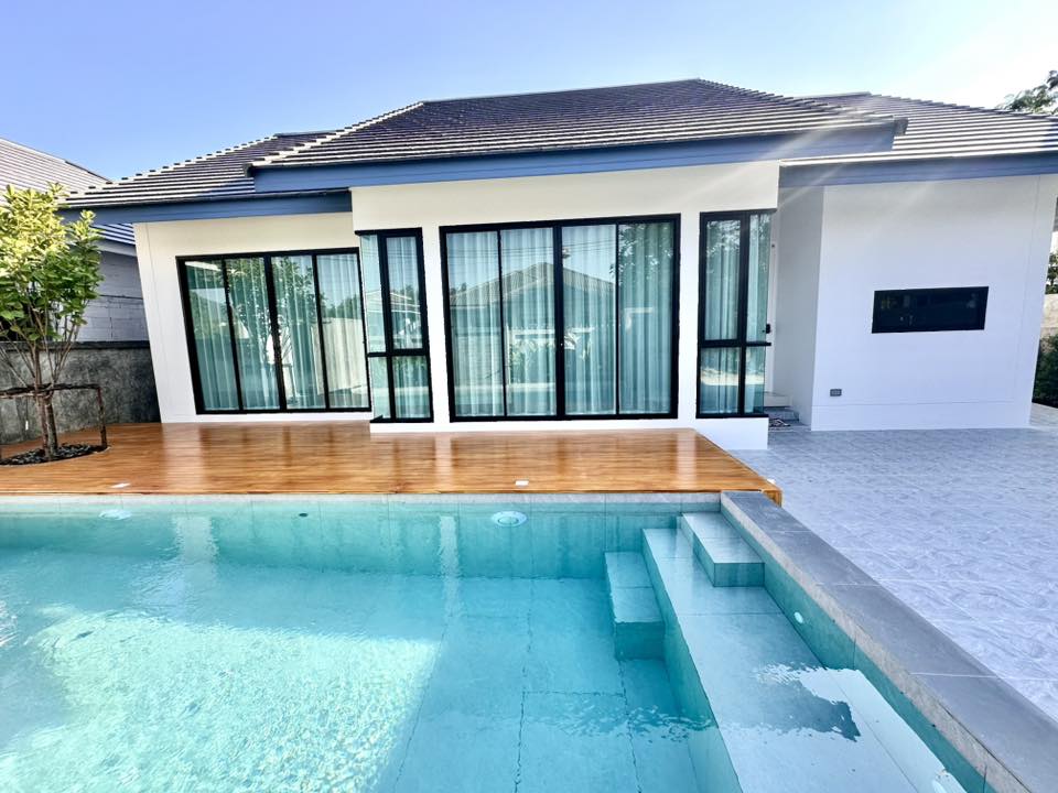 Detached House with Pool For Sale