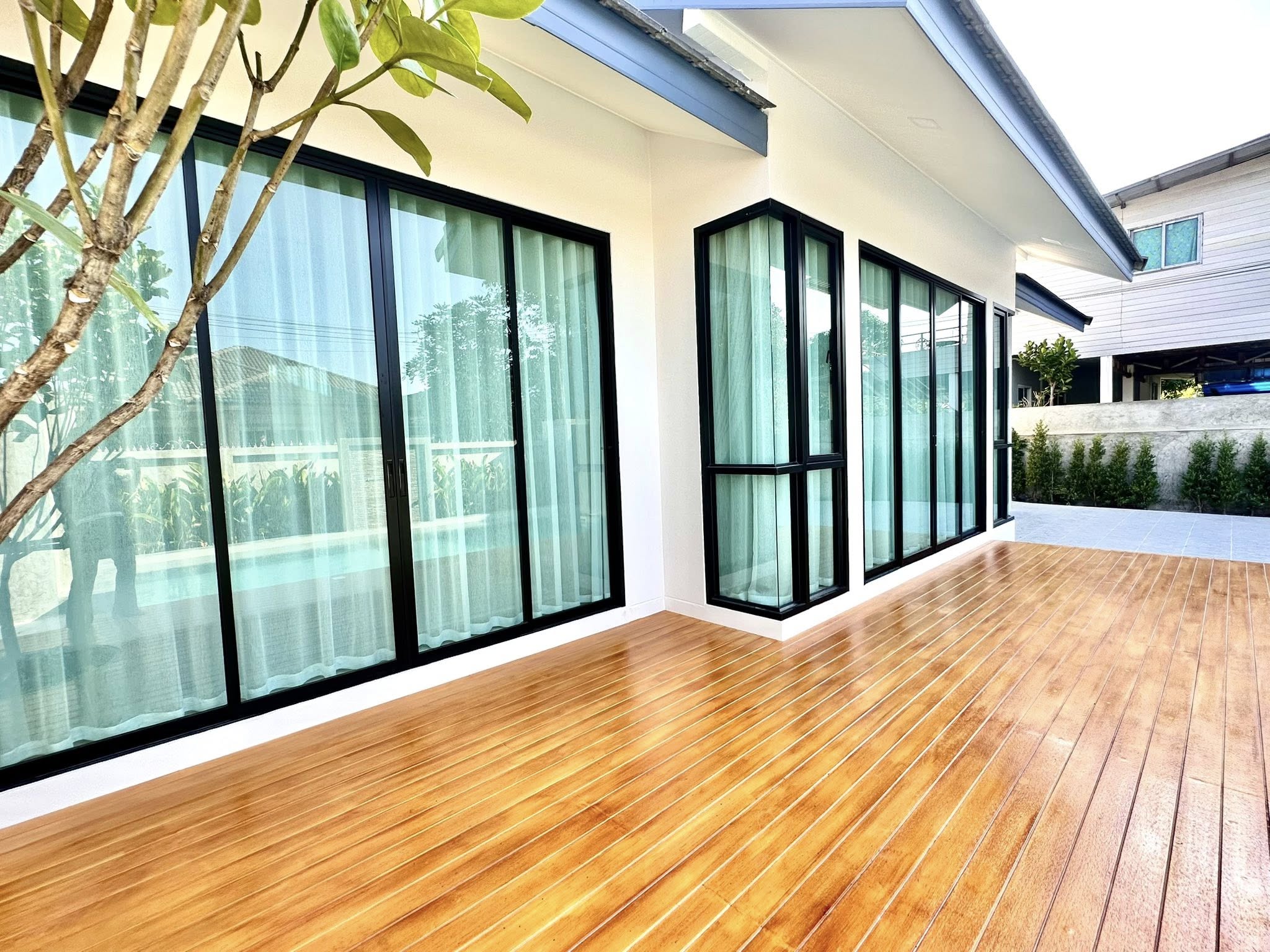 Detached House with Pool For Sale