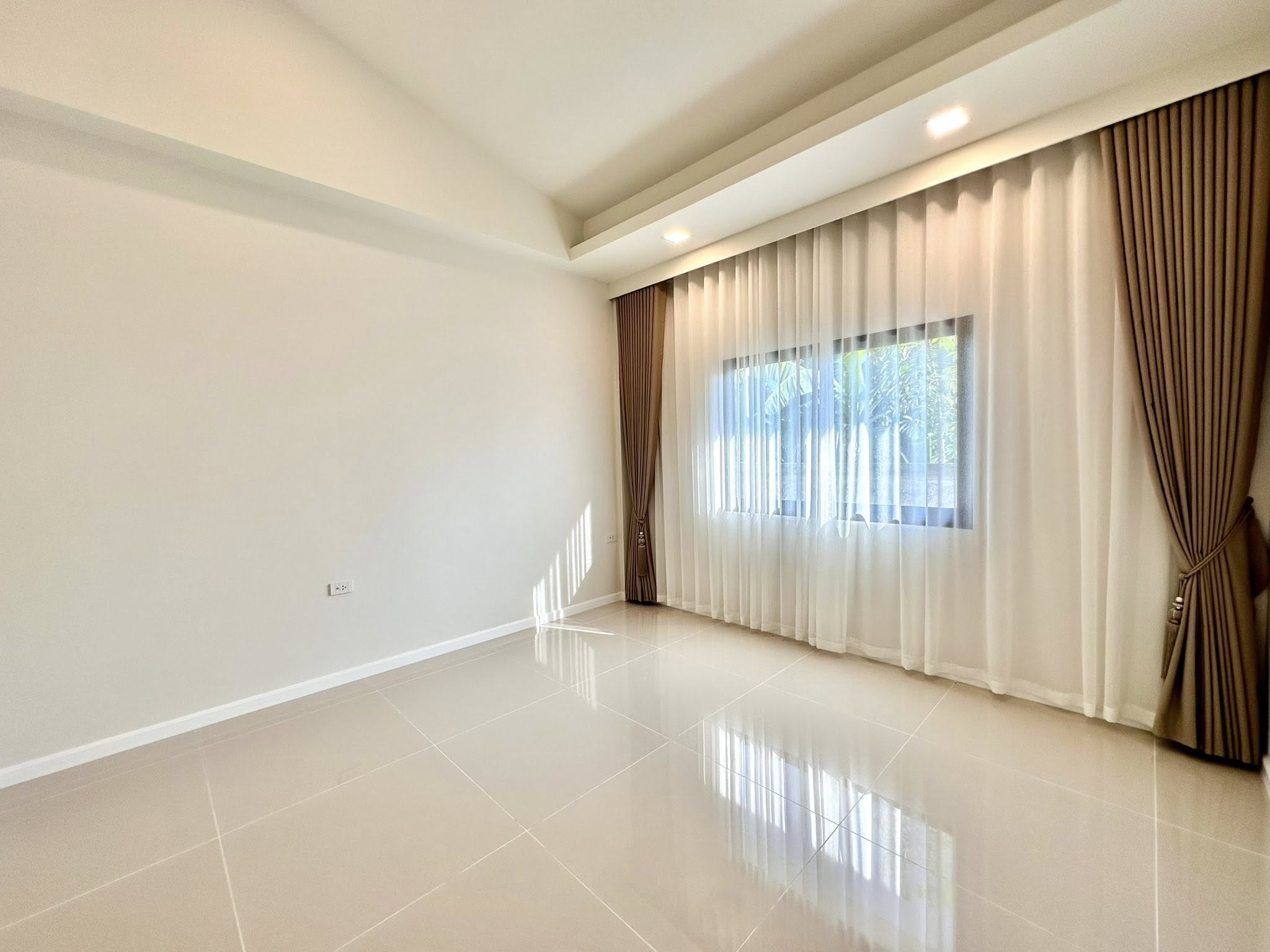 Detached House with Pool For Sale
