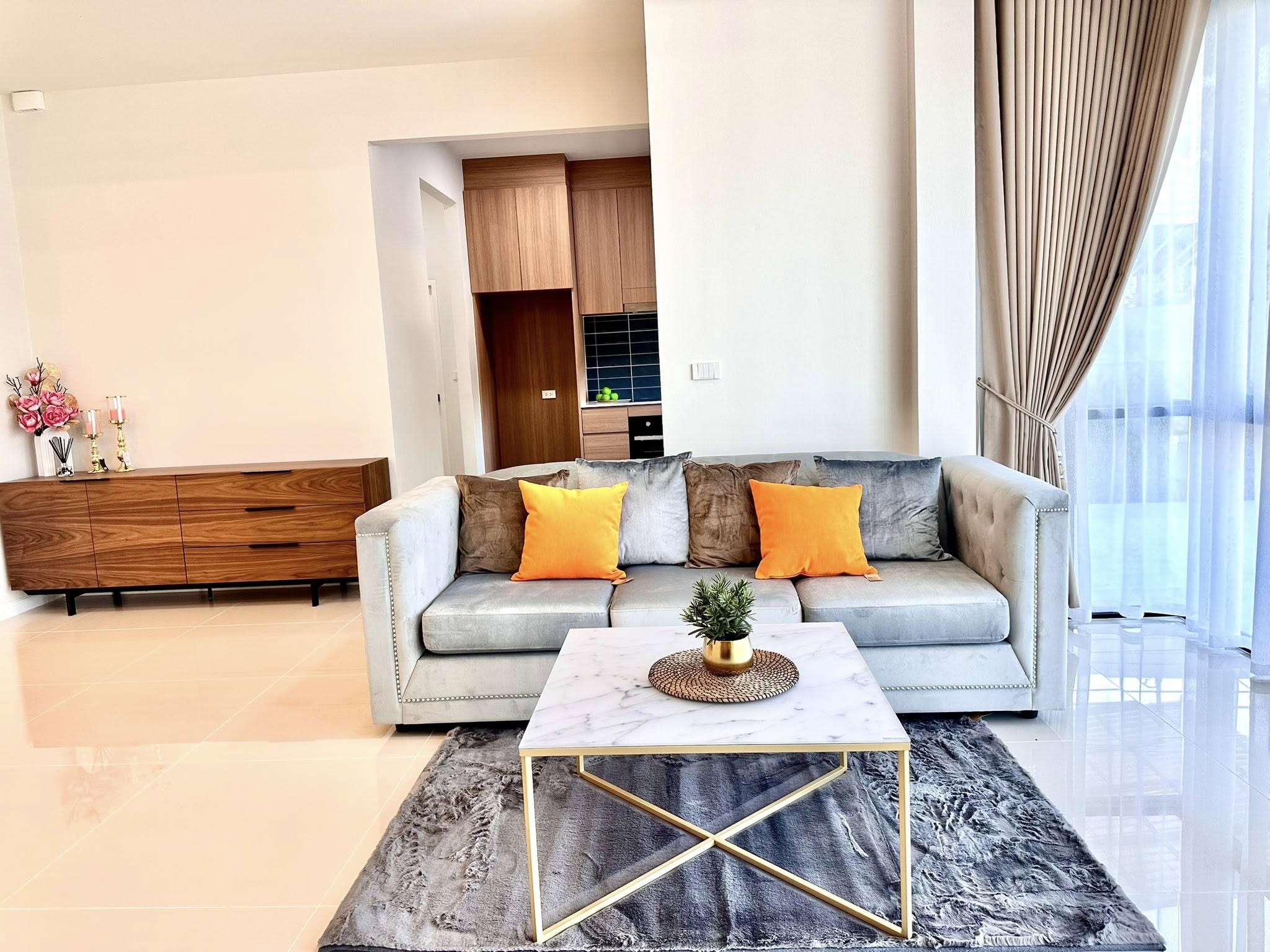 Detached House with Pool For Sale