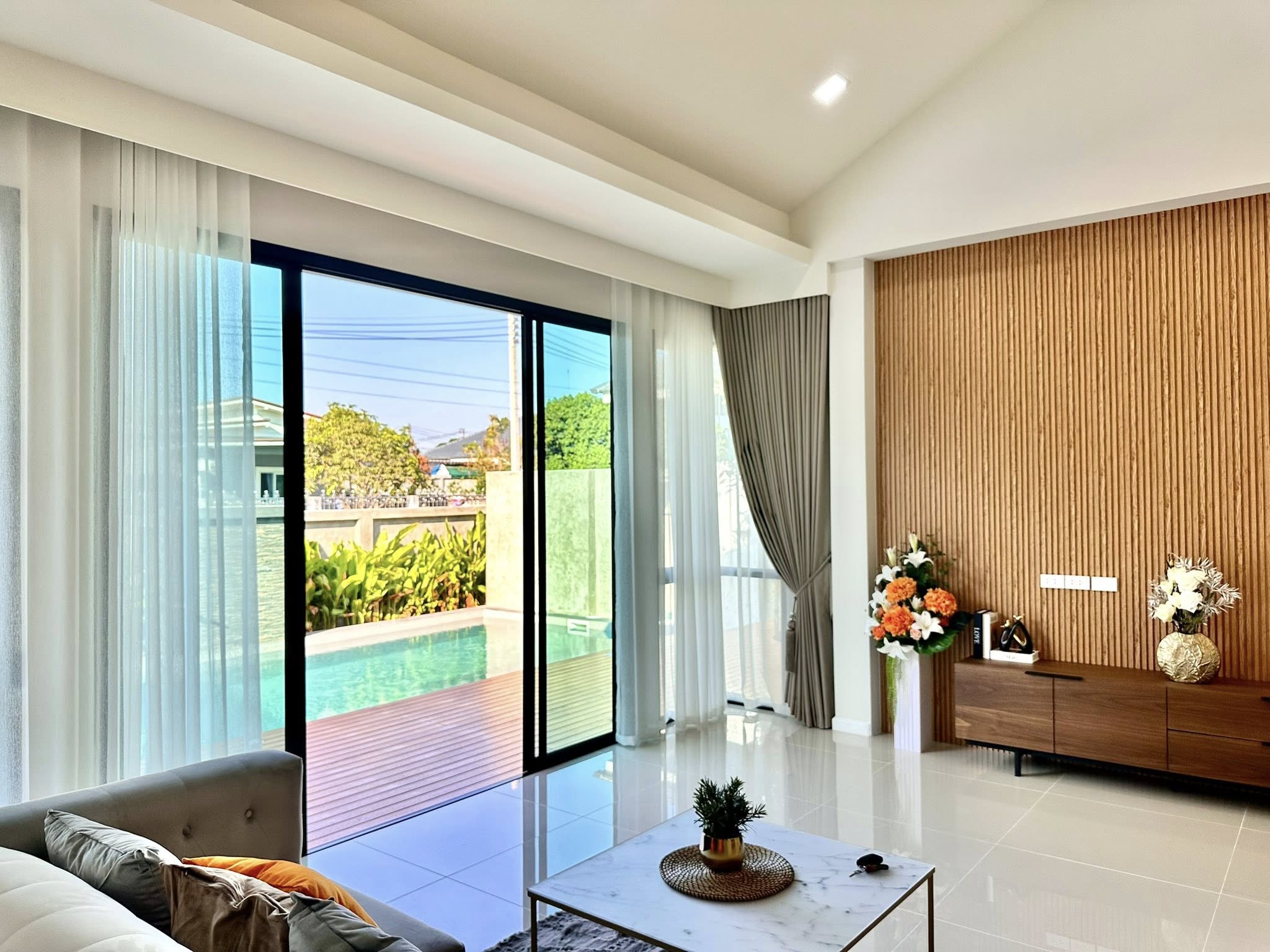 Detached House with Pool For Sale