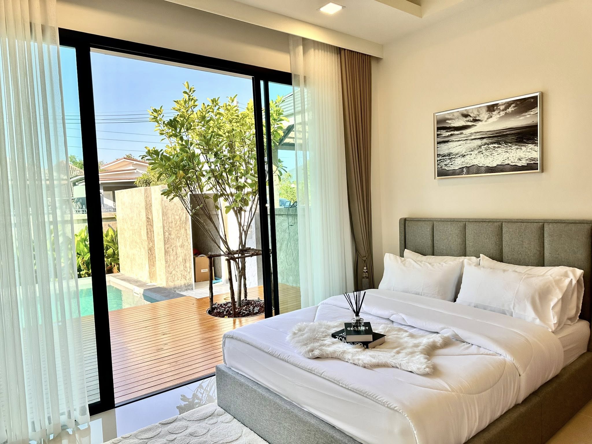 Detached House with Pool For Sale