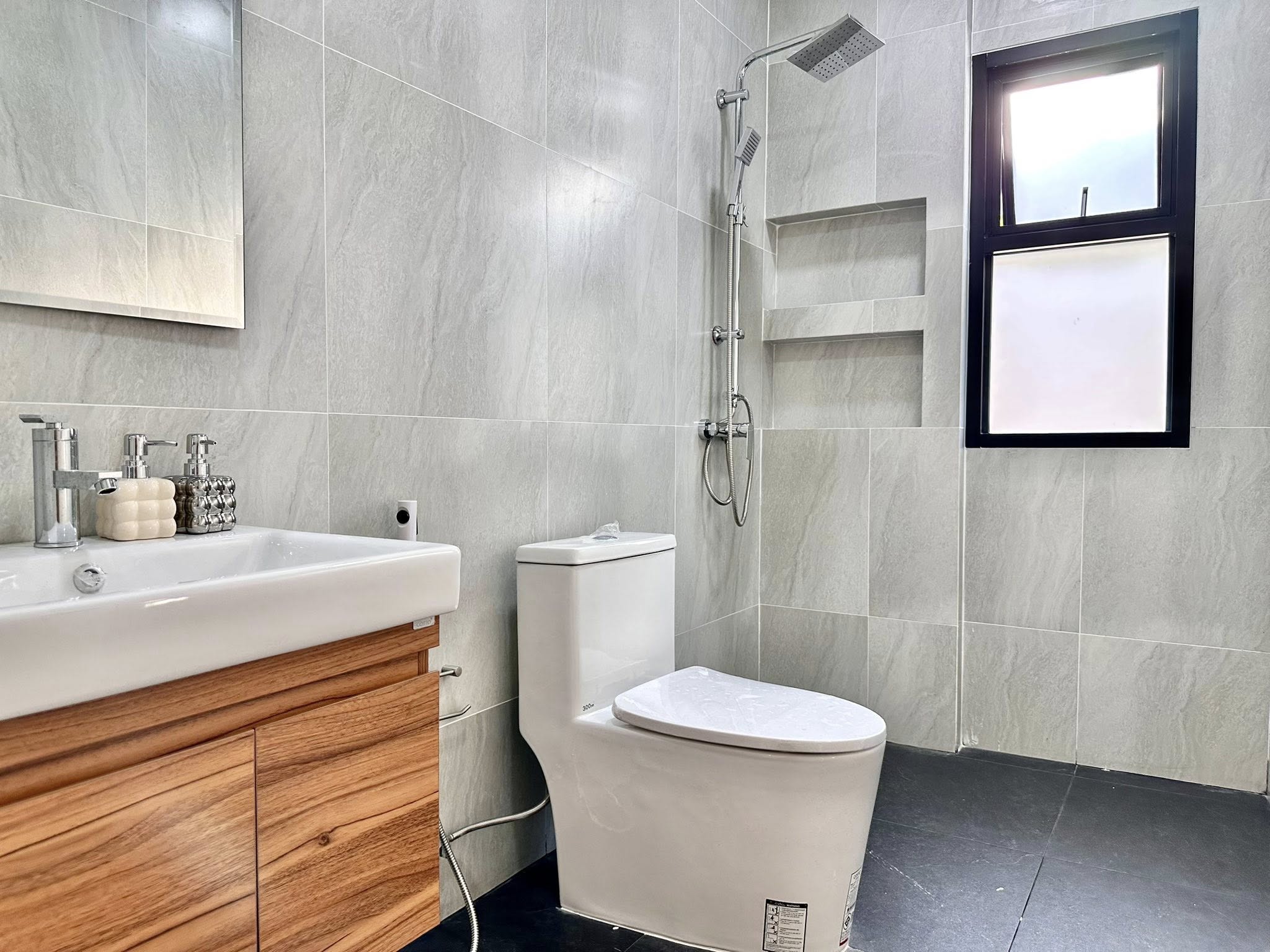 Detached House with Pool For Sale