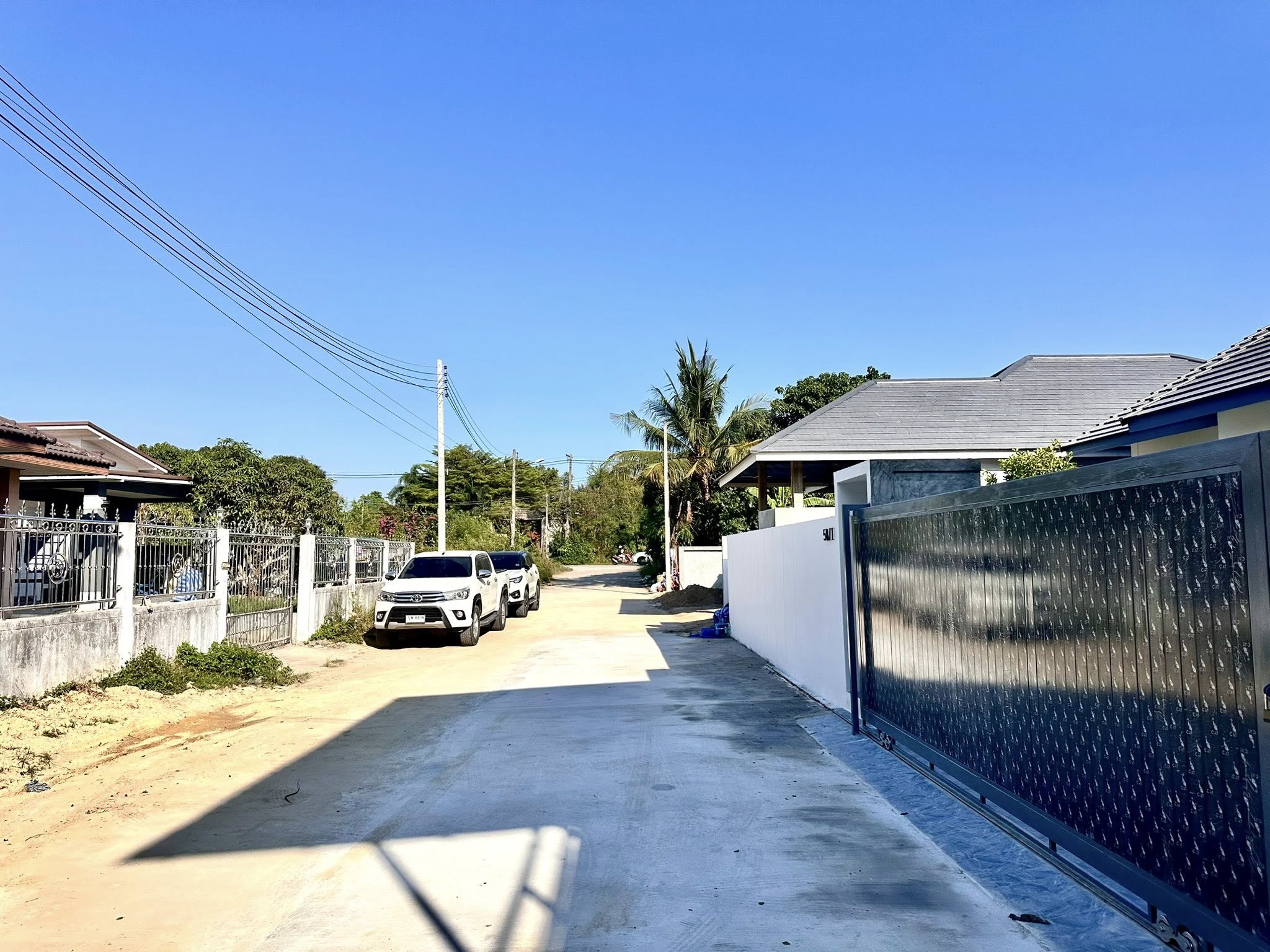 Detached House with Pool For Sale