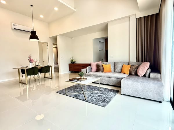 Detached House with Pool For Sale