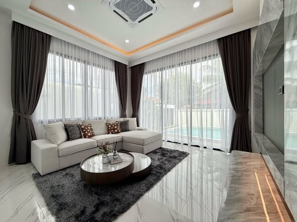 House with Pool For Sale