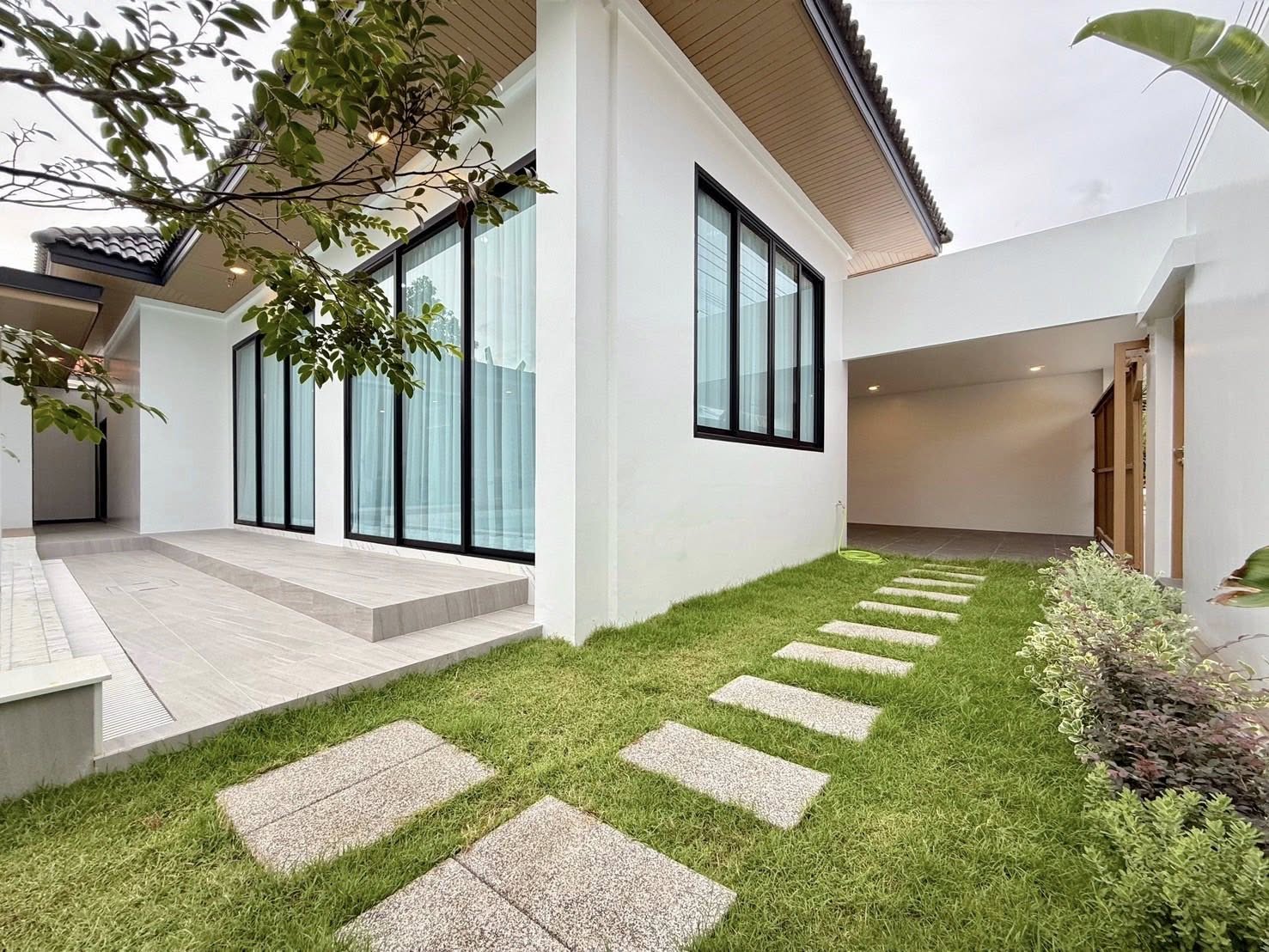 House with Pool For Sale