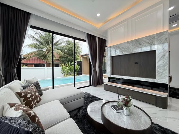 House with Pool For Sale