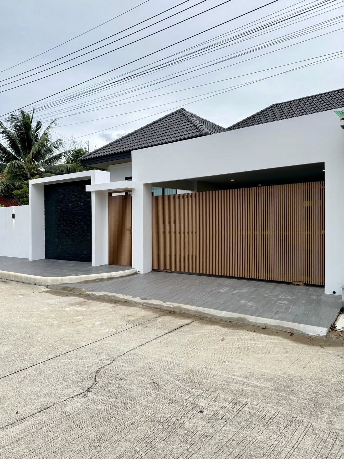 House with Pool For Sale