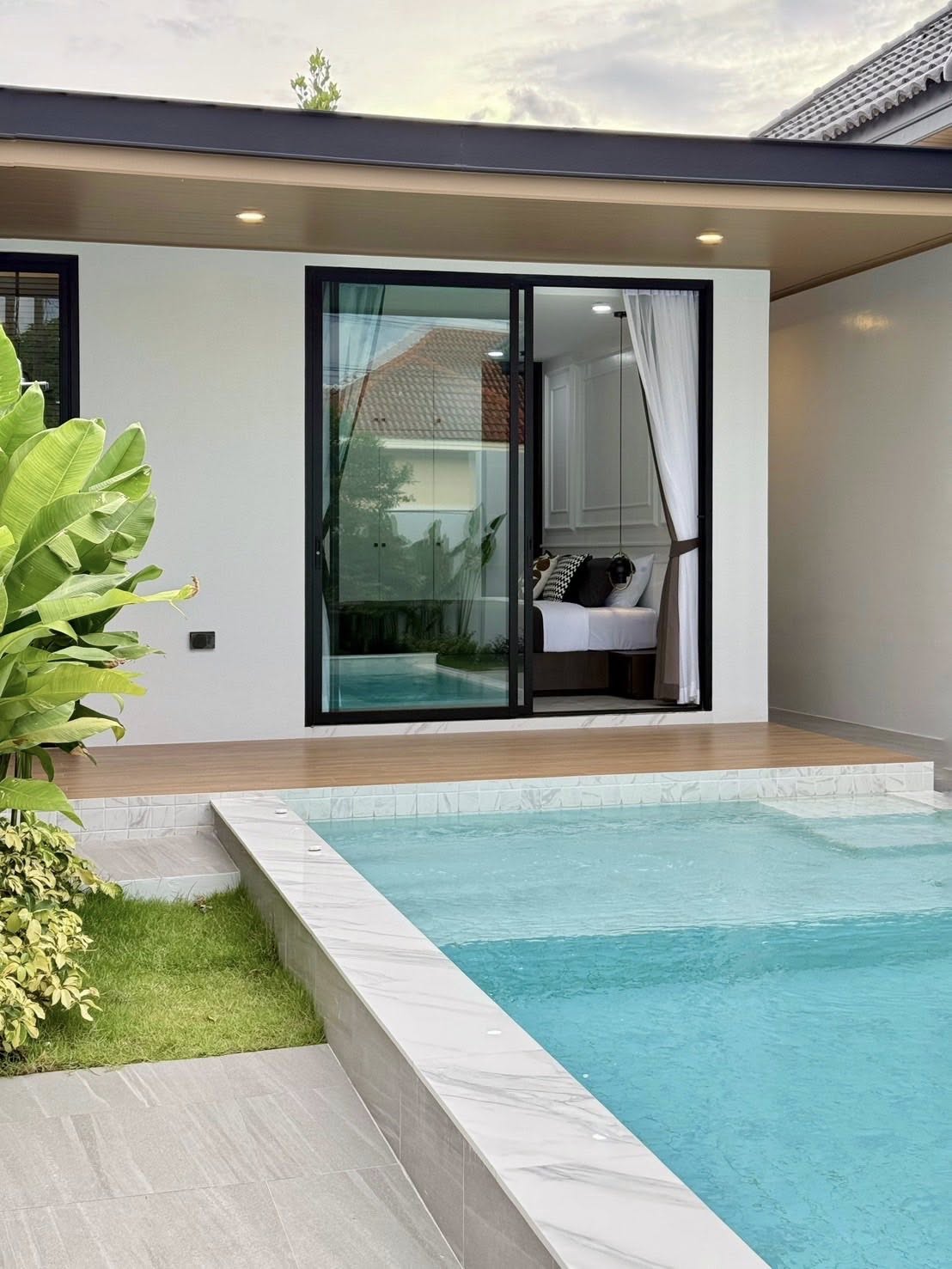 House with Pool For Sale