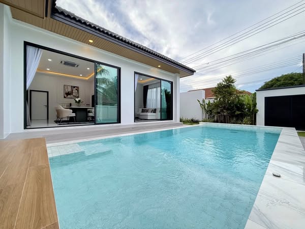 House with Pool For Sale