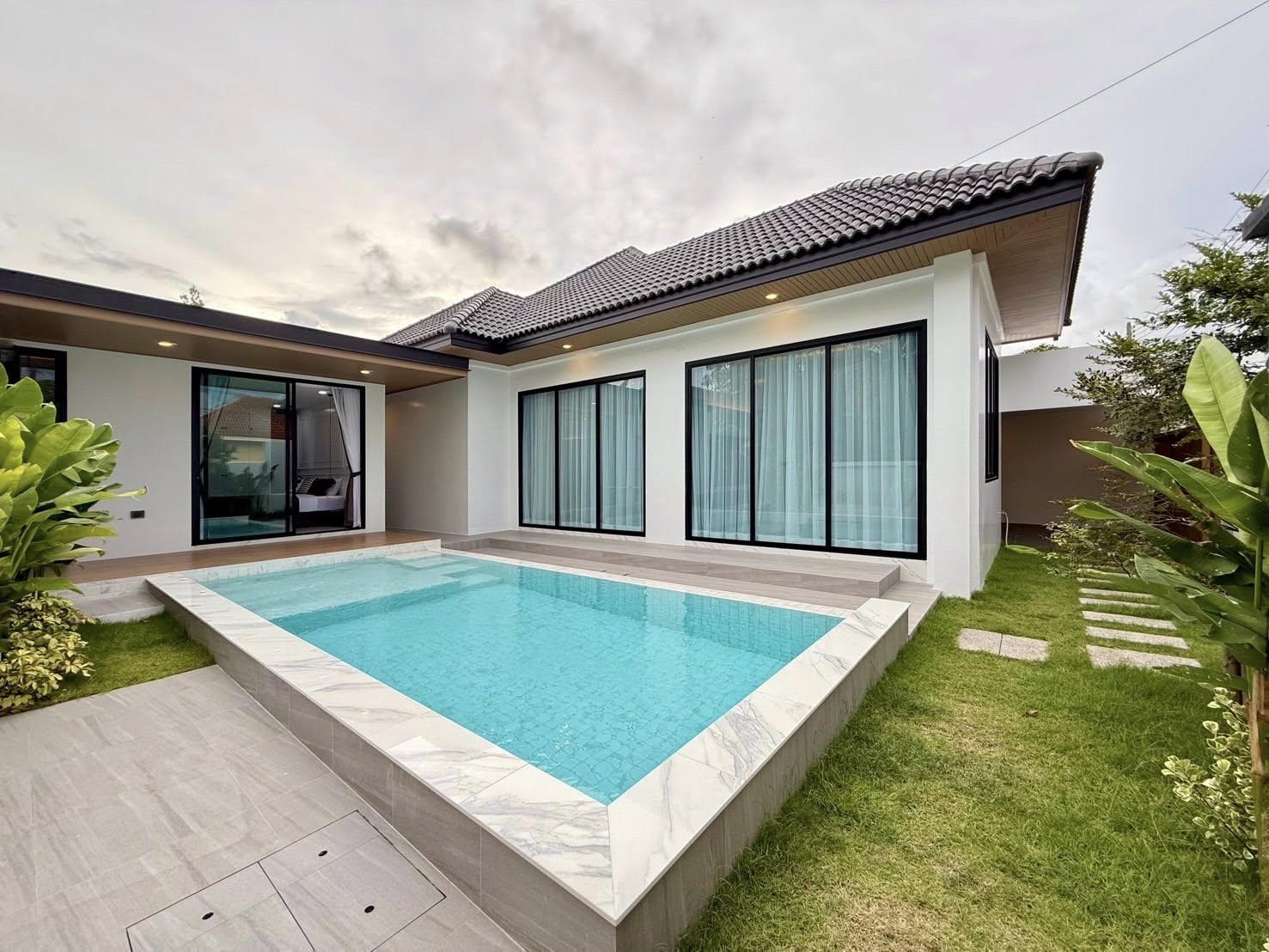 House with Pool For Sale