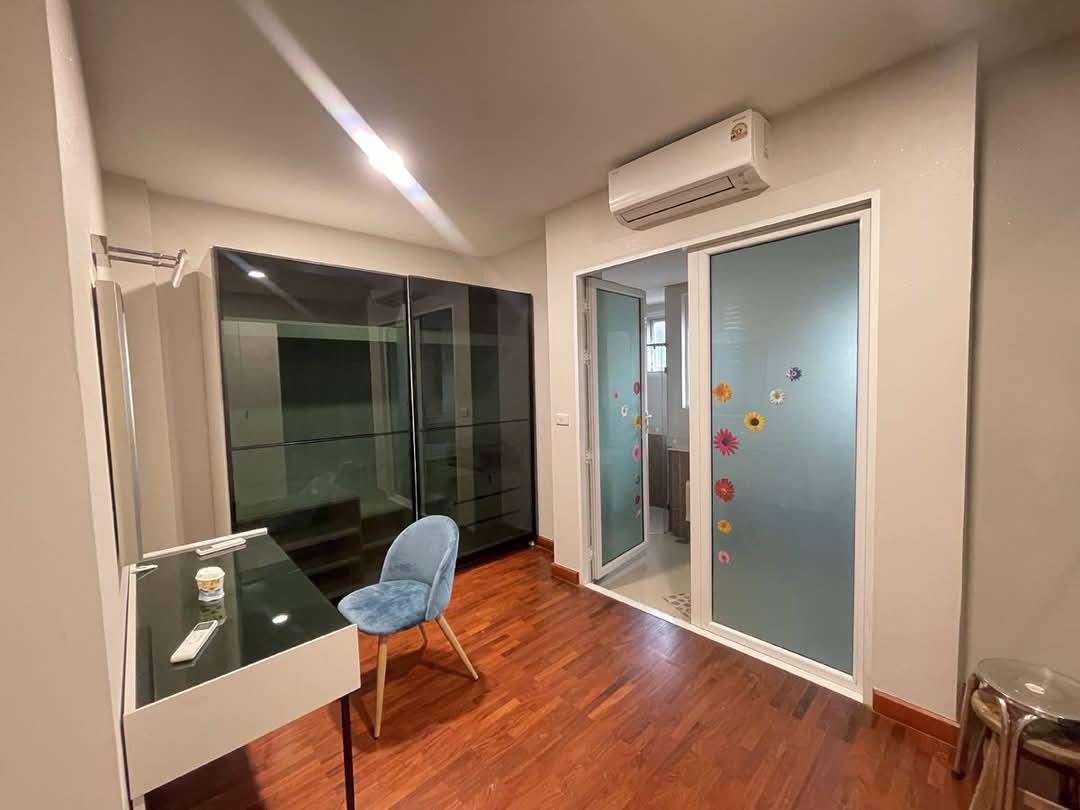Detached House For Rent