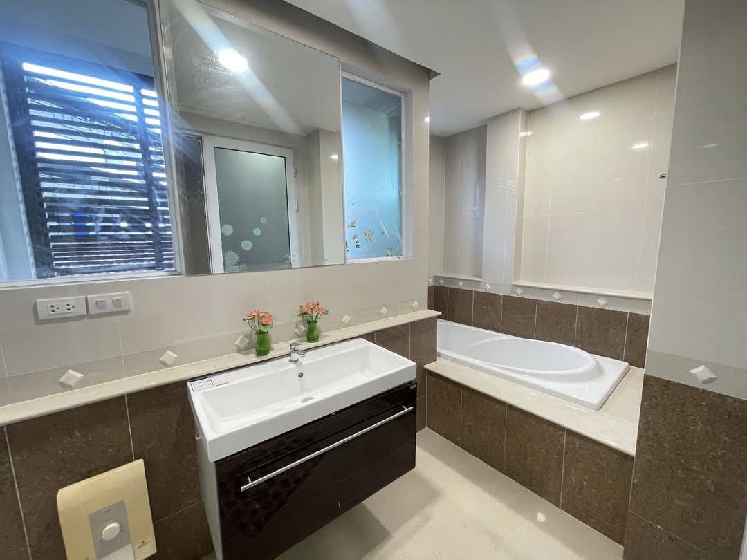 Detached House For Rent