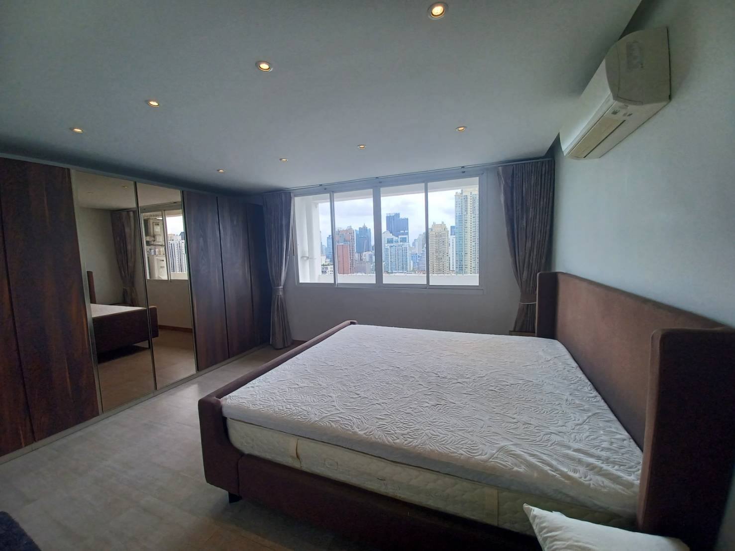 Large Three Bed Room Apartment For Rent