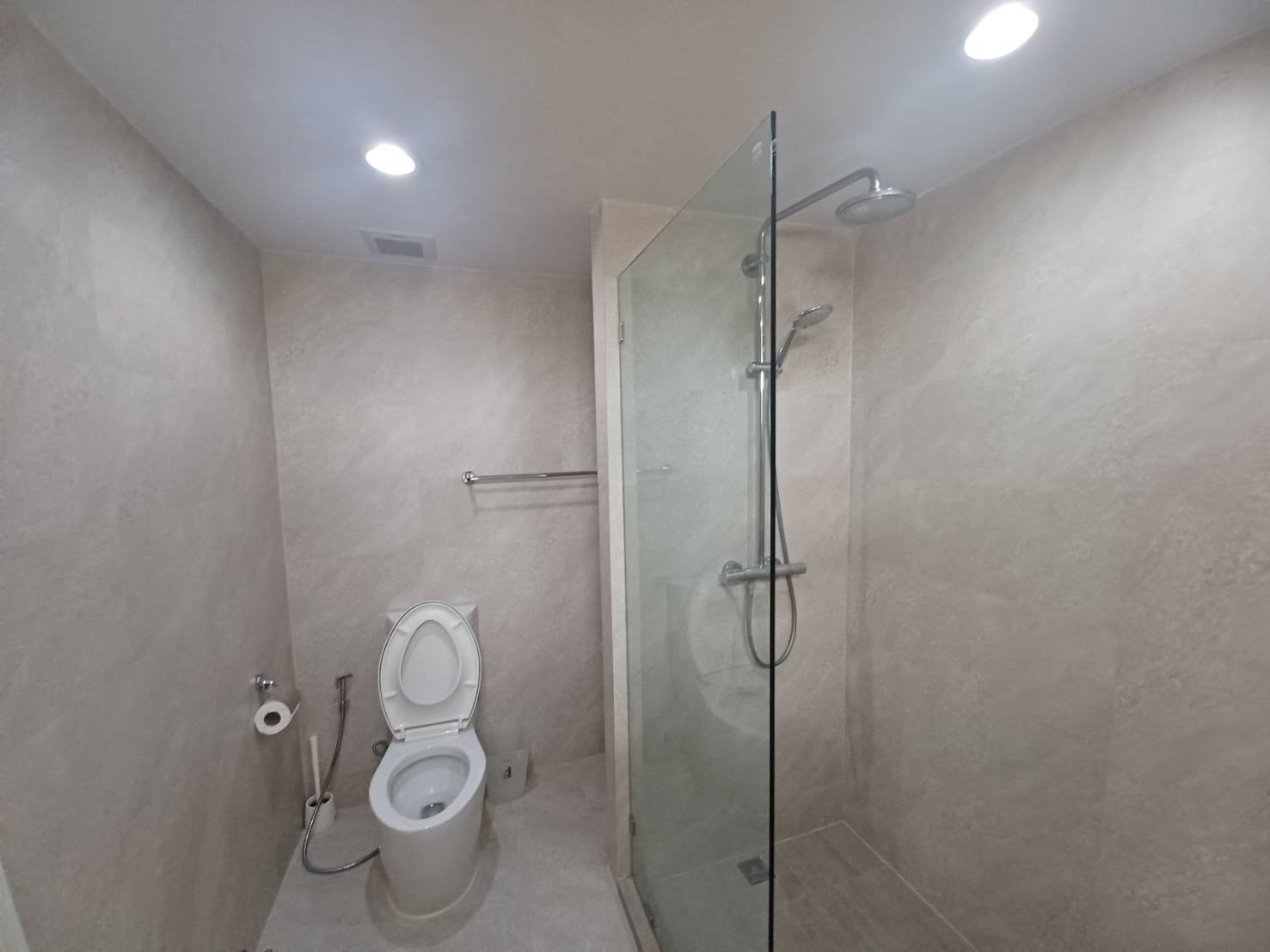 Large Three Bed Room Apartment For Rent