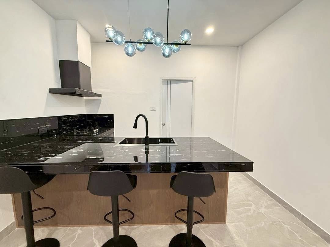 Detached House For Rent