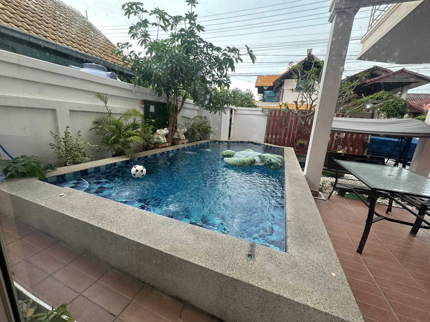 House with Pool For Rent