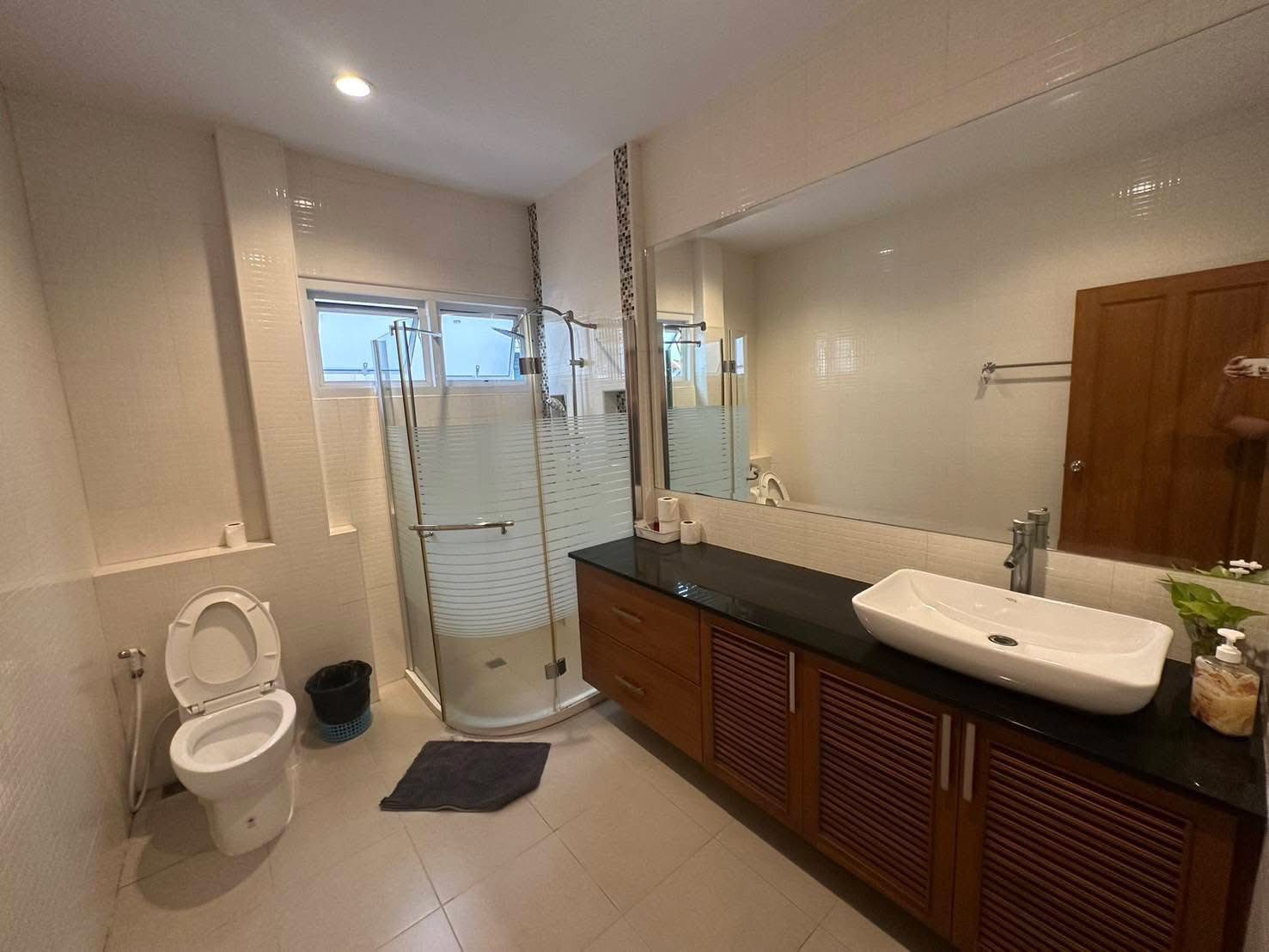 House with Pool For Rent