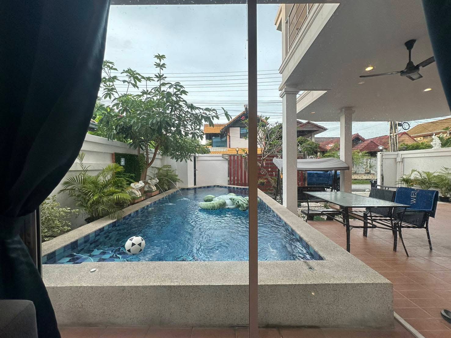 House with Pool For Rent