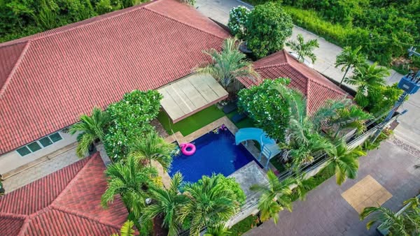 Detached House with Pool For Rent