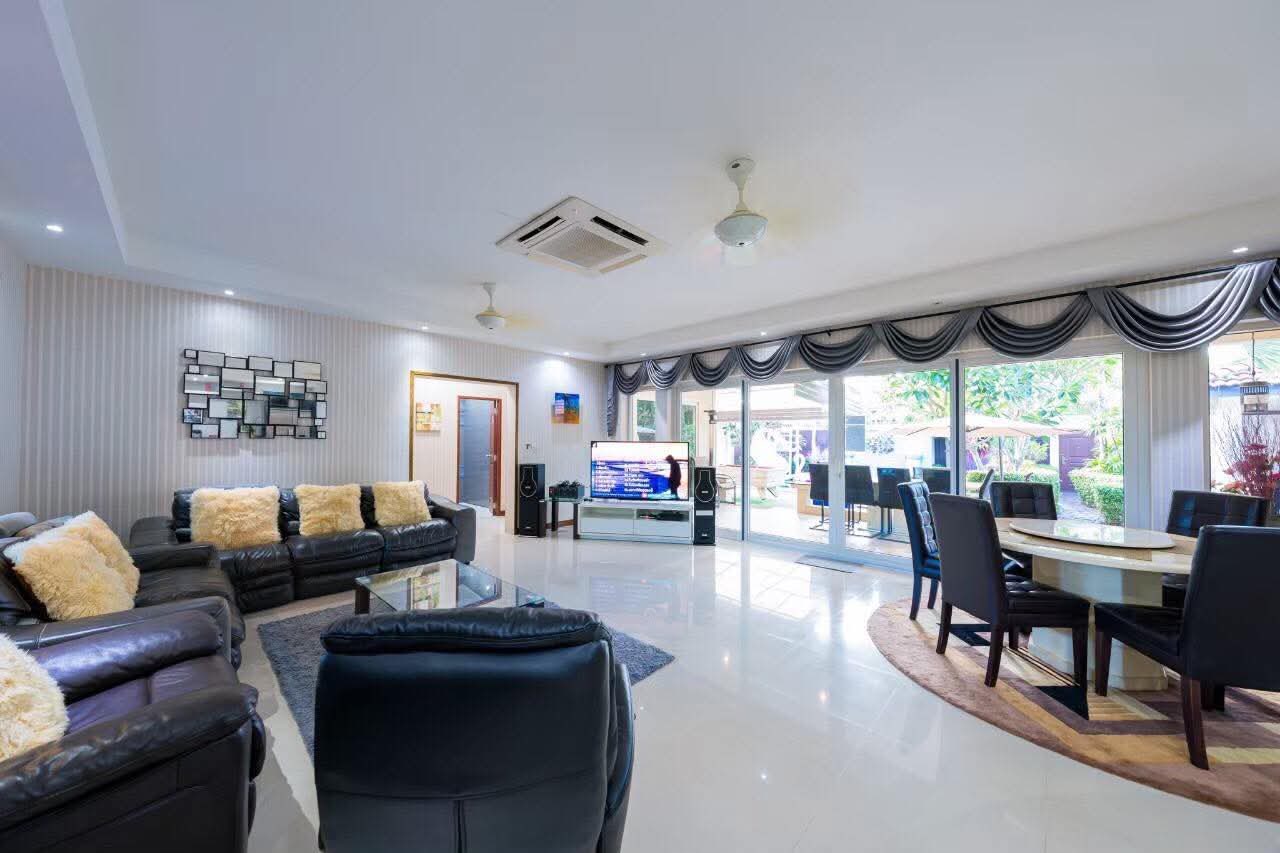 Detached House with Pool For Rent