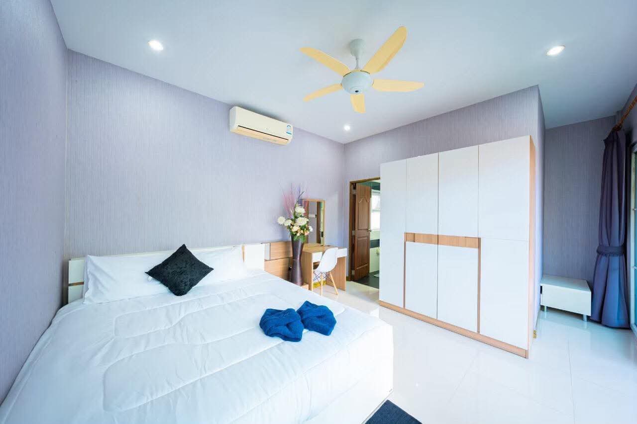 Detached House with Pool For Rent