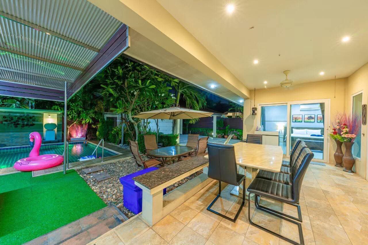 Detached House with Pool For Rent