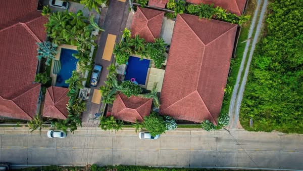 Detached House with Pool For Rent
