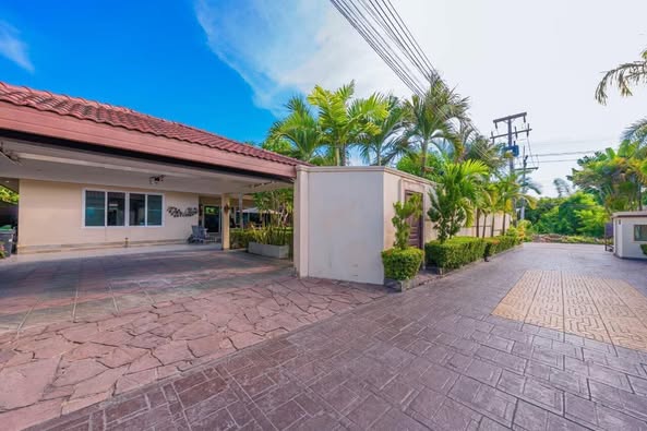 Detached House with Pool For Rent