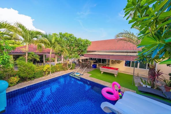 Detached House with Pool For Rent