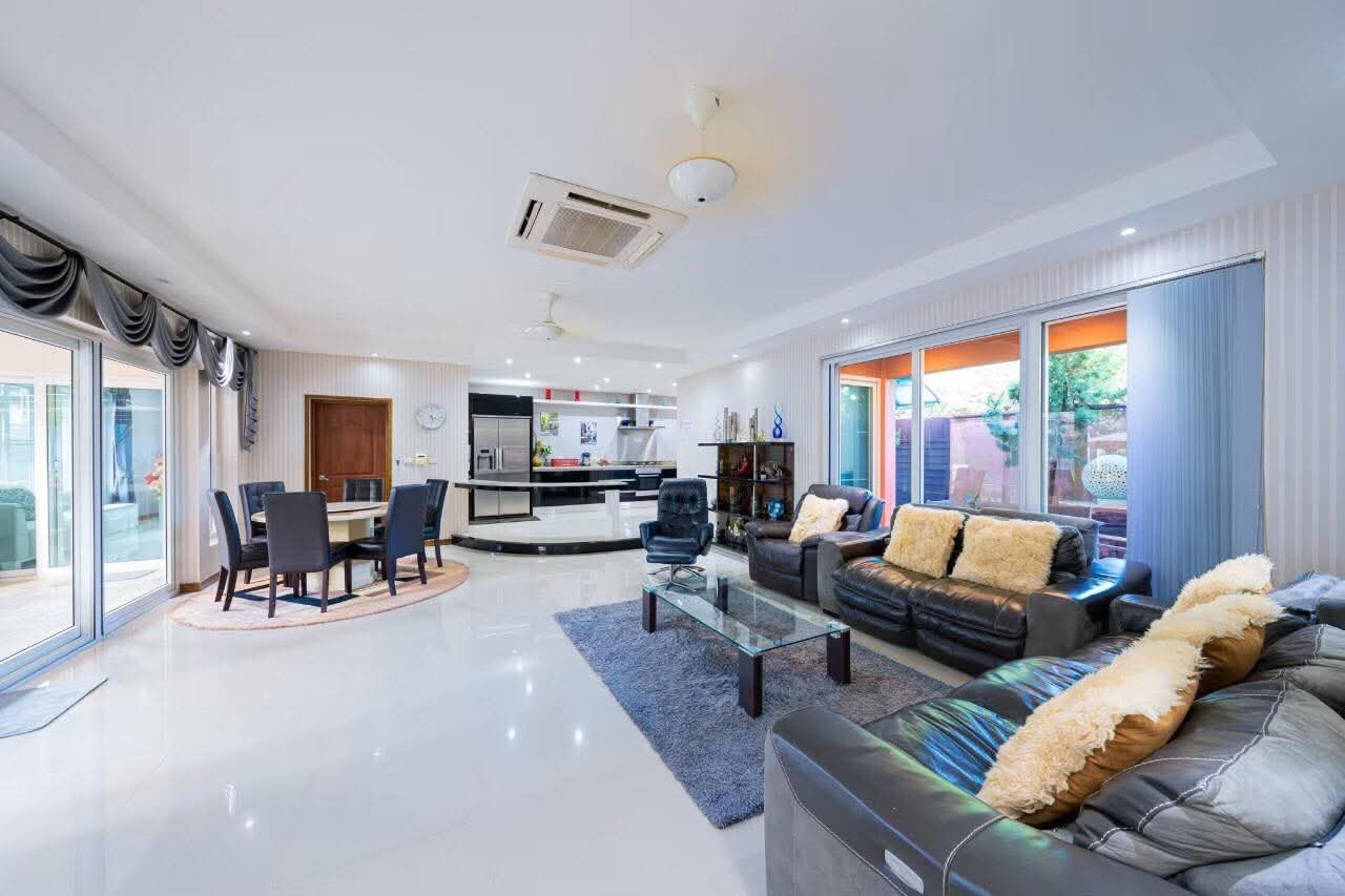 Detached House with Pool For Rent