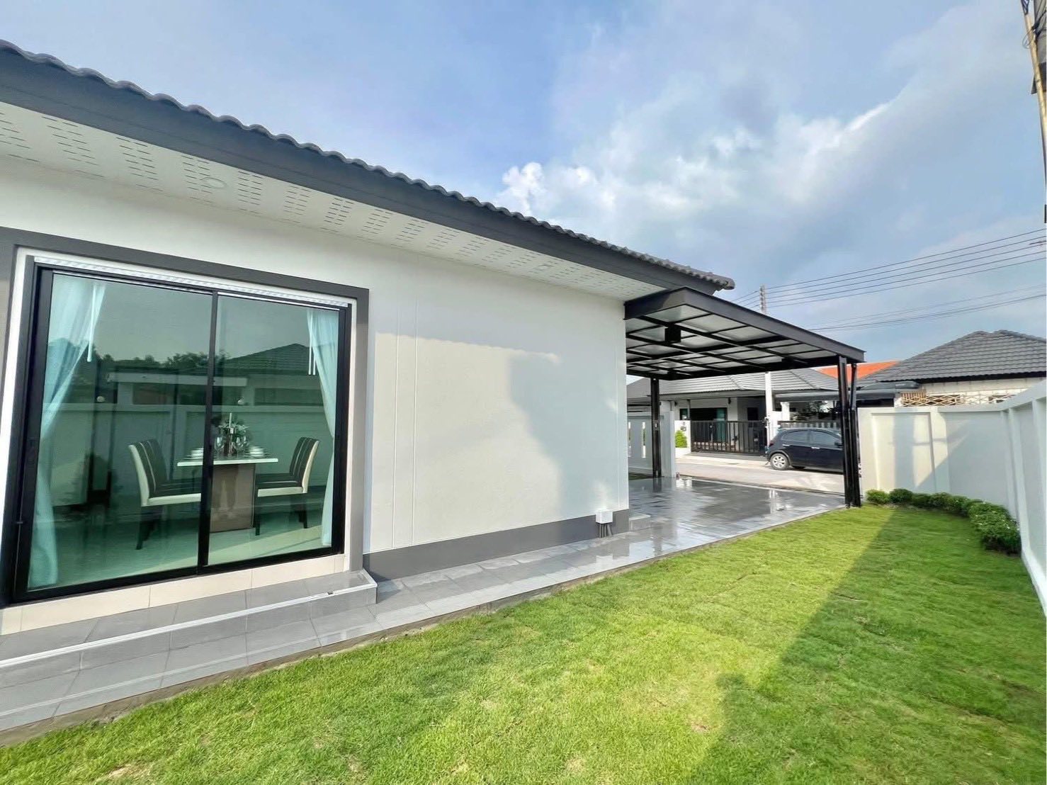 Detached House with Pool For Sale