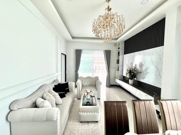Detached House with Pool For Sale