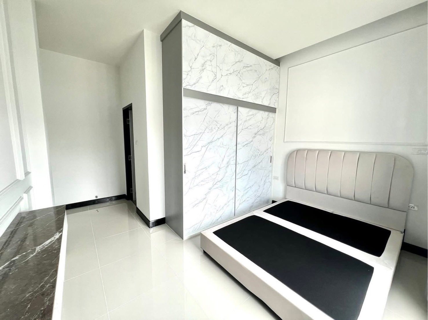 Detached House with Pool For Sale