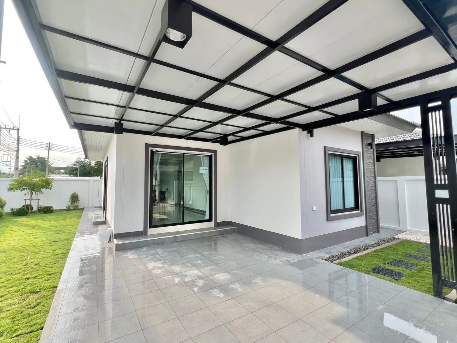 Detached House with Pool For Sale